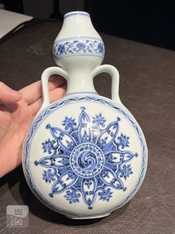 明永乐 青花绶带耳葫芦抱月瓶 - 图6